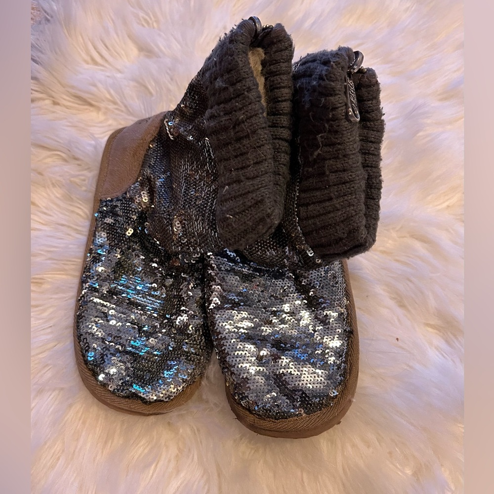 Pink Victoria’s Secret sparkly slipper boots. In decent condition. Size 6